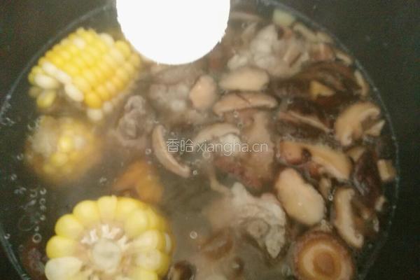 玉米香菇排骨汤的做法图解6