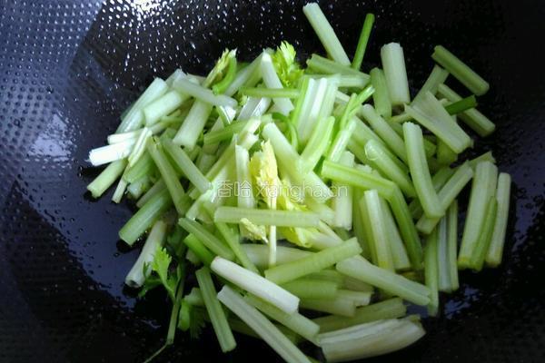 芹菜炒腐竹的做法图解2