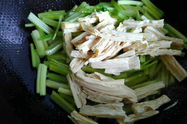 芹菜炒腐竹的做法图解3