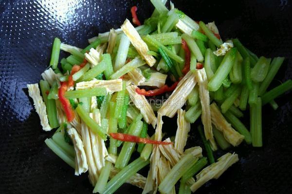 芹菜炒腐竹的做法图解5