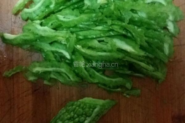 凉拌苦瓜的做法图解1