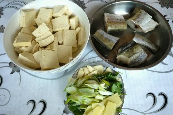 鳕鱼炖豆腐的做法图解1