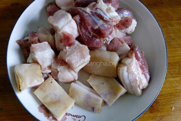 土豆炖五花肉的做法图解1