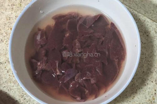青椒炒猪肝的做法图解2