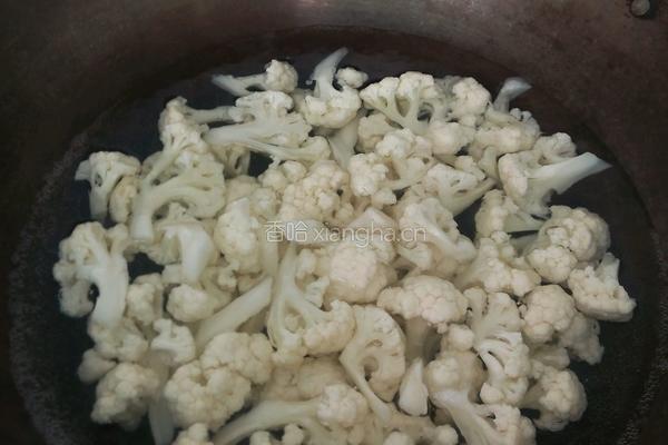 花菜炒腊肉的做法图解3