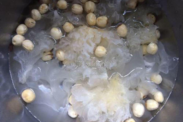 蜜汁银耳红枣莲子枸杞羹的做法图解1