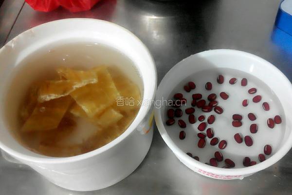 牛奶炖花胶的做法图解2