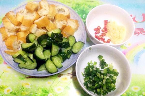 油条拌黄瓜的做法图解2