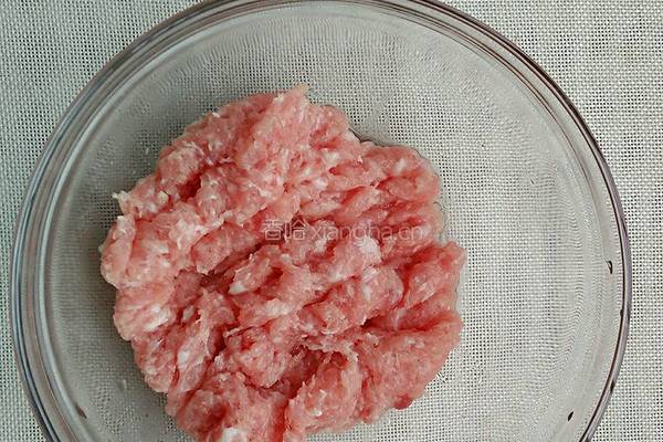 瘦肉丸的做法图解1
