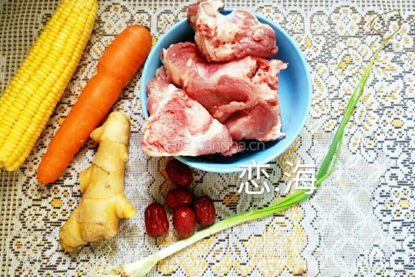 胡萝卜玉米筒骨汤的做法图解1