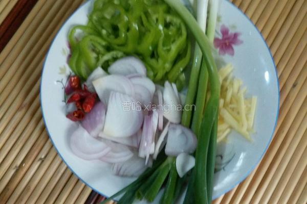 青椒洋葱炒腊肉的做法图解1
