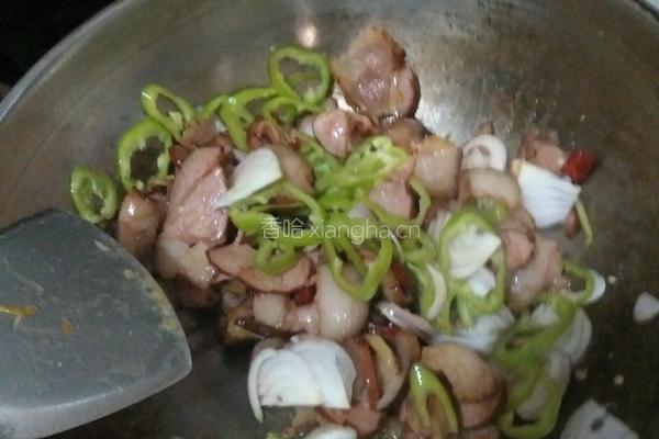 青椒洋葱炒腊肉的做法图解6