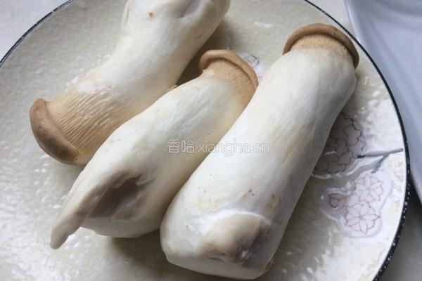 椒盐杏鲍菇的做法图解1