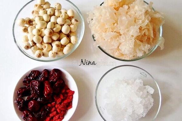 蜜汁银耳红枣莲子枸的做法图解1