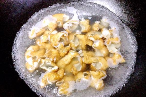 红烧青椒肥肠的做法图解7