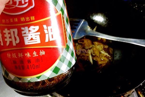 红烧青椒肥肠的做法图解11