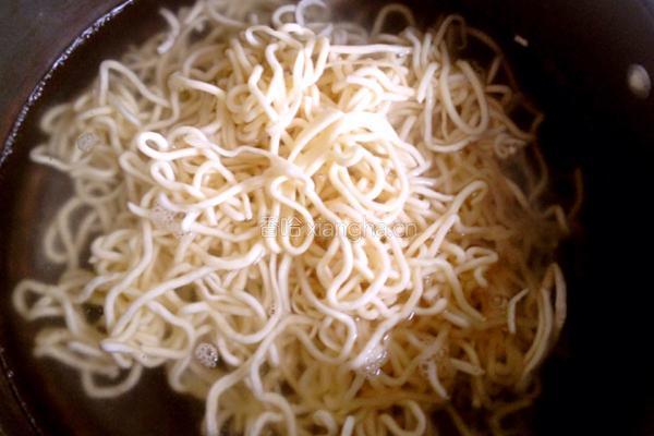 蒜香火腿意大利面的做法图解3