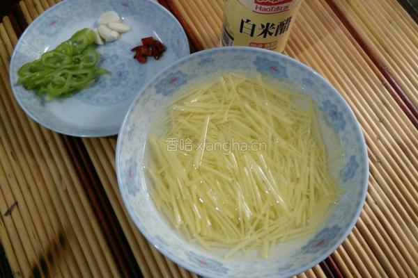 干煸黄金土豆丝的做法图解1