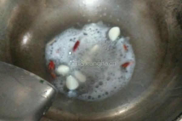 干煸黄金土豆丝的做法图解2