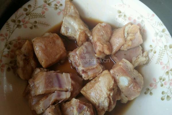 白菜土豆炖排骨的做法图解1