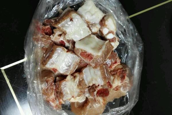 椒盐排骨的做法图解1