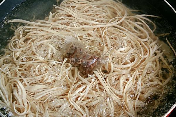 凉拌卤豆腐皮的做法图解2