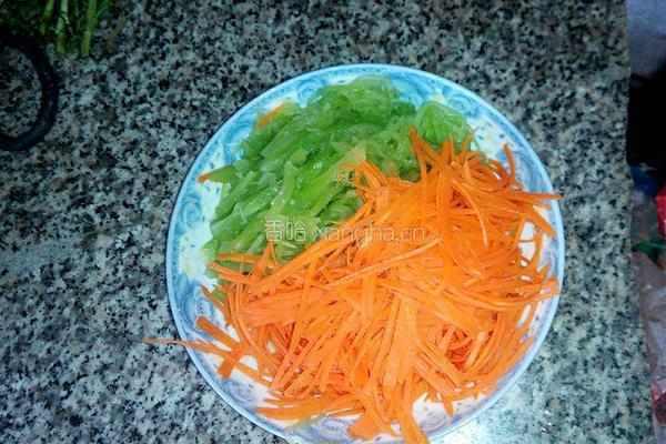肉片炒莴笋萝卜丝的做法图解1
