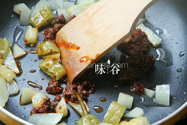 放入麻辣酱料包炒出味，喜欢辣的可以放多点。
