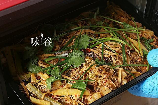 取出表面洒上香菜，香葱再入烤箱烤五分钟。
