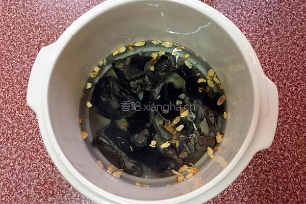 花旗参炖乌鸡汤的做法图解6