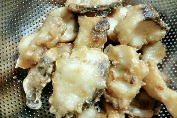 炸鱼块的做法图解7