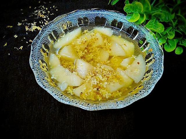 冰糖桂花炖梨，软糯的雪梨，金黄的桂花，清甜的甜汤。非常解暑哦。
