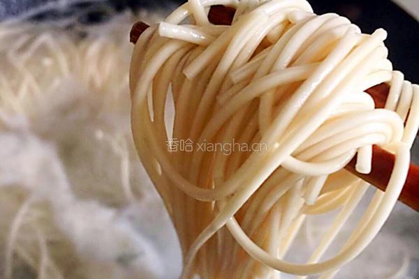 肉末热拌面的做法图解2