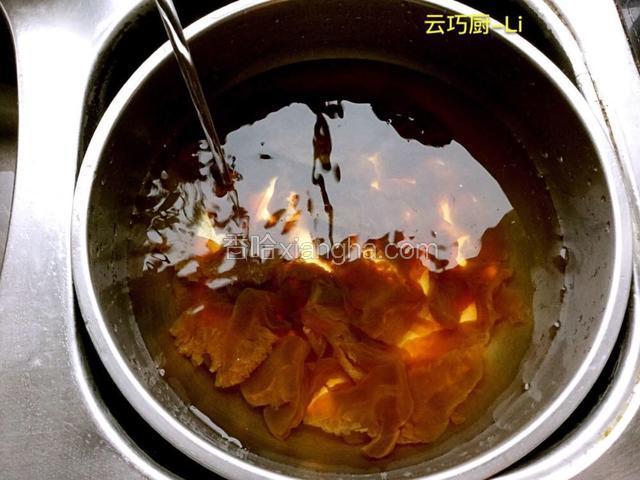 蛰头用清水泡一天，多冲洗几遍。