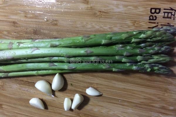 蒜香芦笋的做法图解1