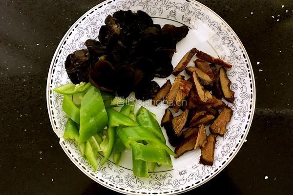 干煸腊味菜花的做法图解2