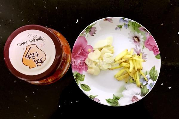 干煸腊味菜花的做法图解4