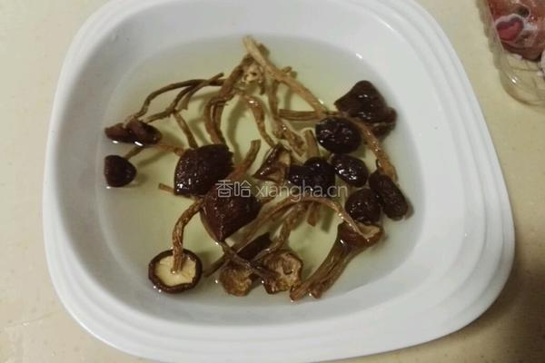 茶树菇玉米鸡汤的做法图解2