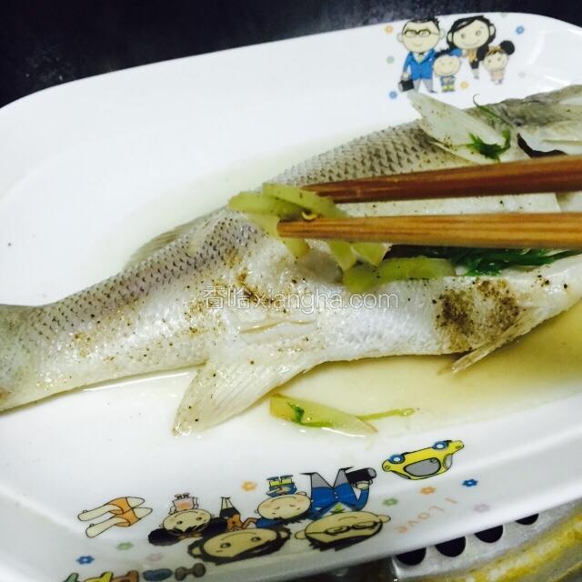 放入锅中蒸15分钟左右挑出葱姜（根据鱼大小调节蒸多久）