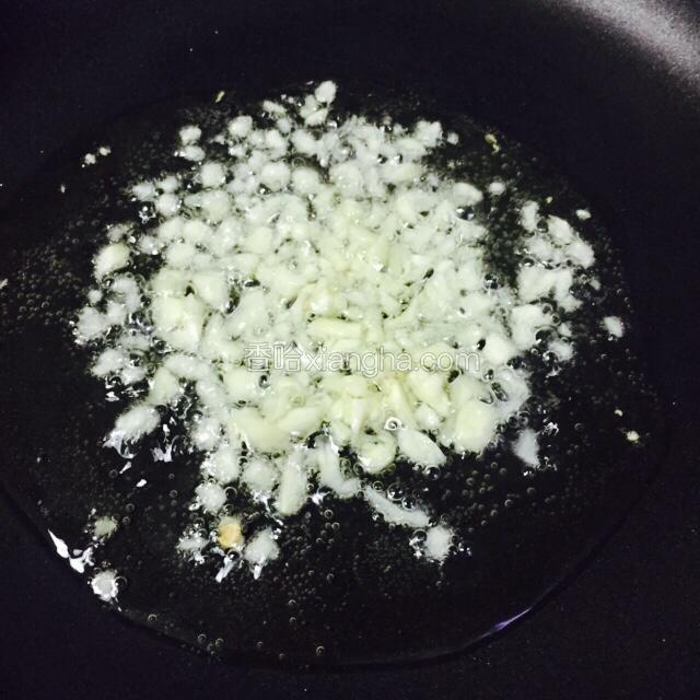 锅中放入适量油倒入蒜末爆香