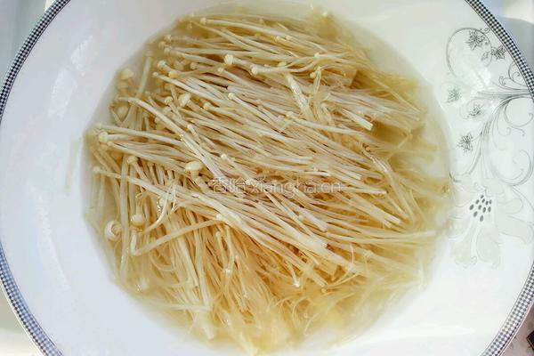 培根金针菇卷的做法图解3