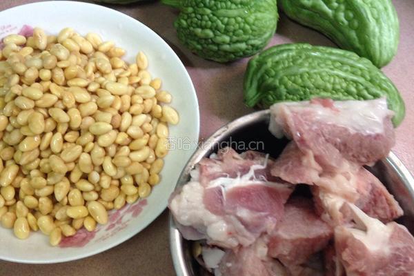 苦瓜猪骨黄豆汤的做法图解1