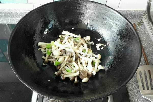 双椒炒蟹味菇的做法图解4