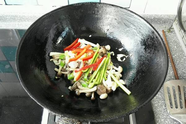 双椒炒蟹味菇的做法图解5