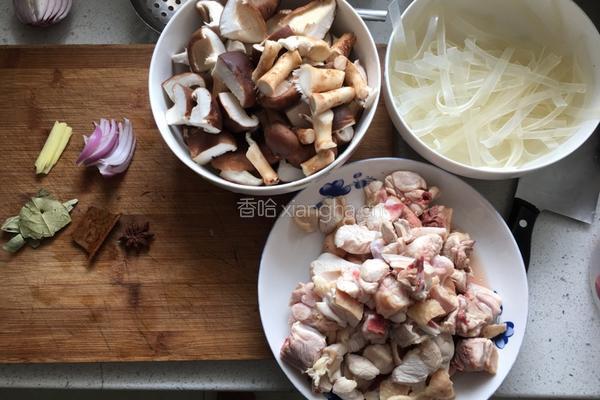 山寨版“小鸡炖蘑菇”的做法图解1