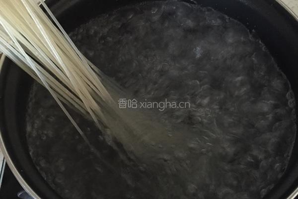 鸡丁米线的做法图解2