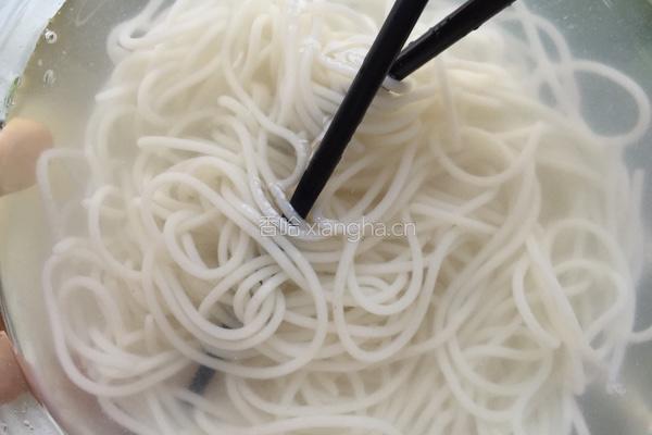 鸡丁米线的做法图解3
