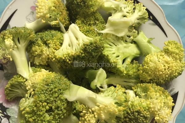 西兰花炒腊肉的做法图解1