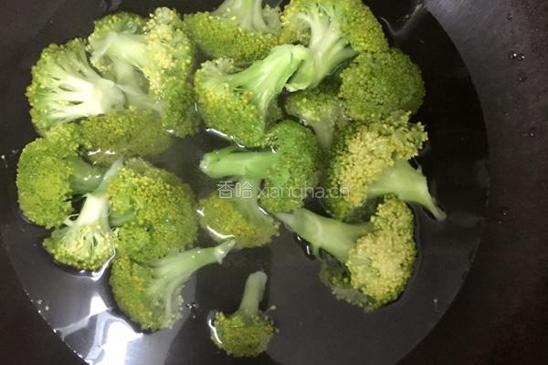 西兰花炒腊肉的做法图解4