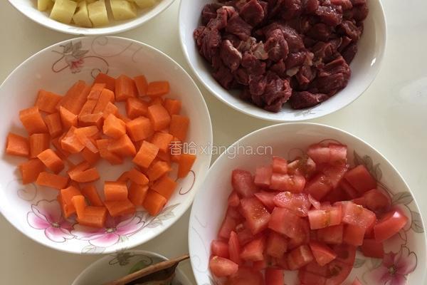 西红柿土豆胡萝卜炖牛肉的做法图解1